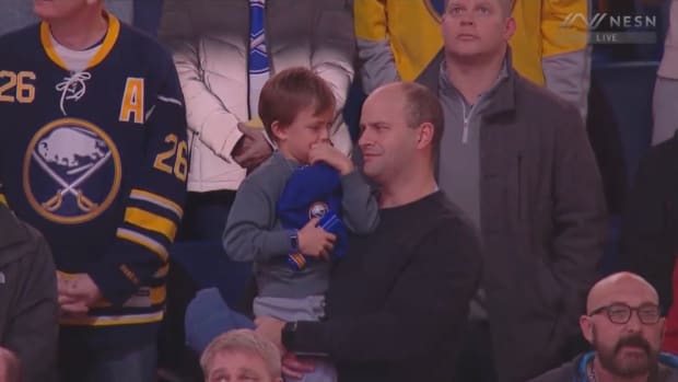 Sabres fans react to singer botching Canadian national anthem